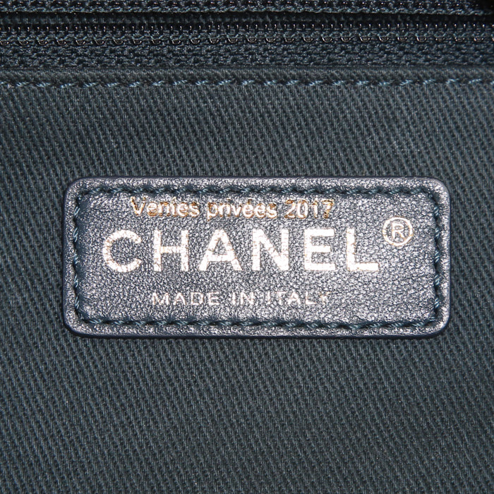 Chanel Timeless handbag in green Sauge quilted grained leather - Detail D4