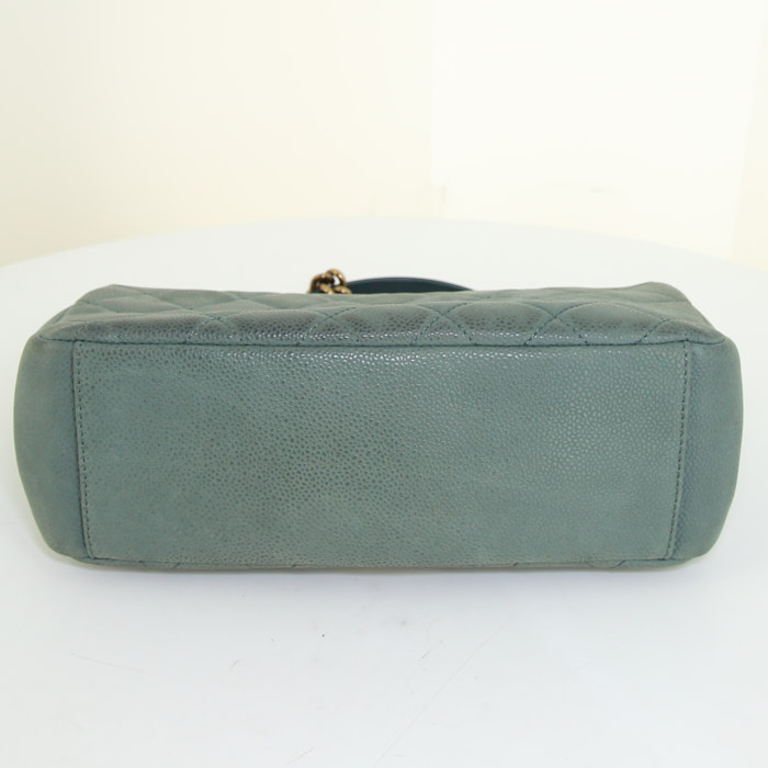 Bolso de mano Chanel Timeless en cuero granulado acolchado verde Sauge - Detail D5