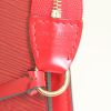 Bolsito de mano Louis Vuitton Pochette accessoires en cuero Epi rojo - Detail D3 thumbnail