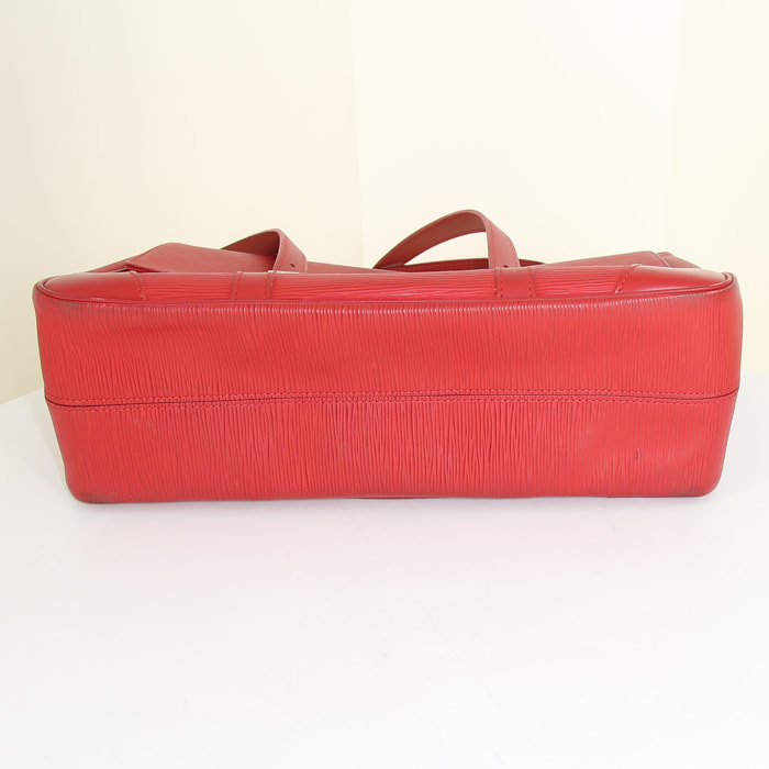 Louis Vuitton Ségur large model bag worn on the shoulder or carried in the hand in red epi leather - Detail D4