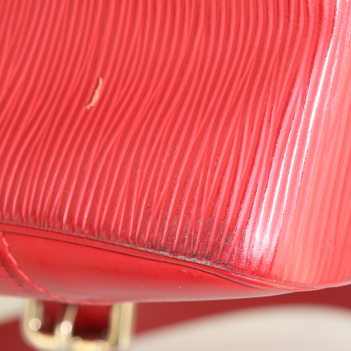 Louis Vuitton Ségur large model bag worn on the shoulder or carried in the hand in red epi leather - Detail D5