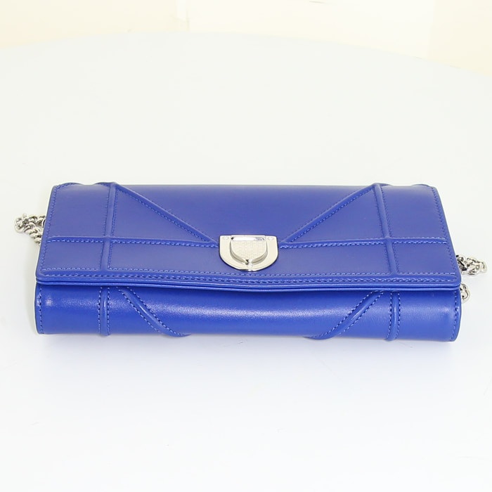 Sac bandoulière Dior Diorama Wallet on Chain en cuir bleu- électrique - Detail D4