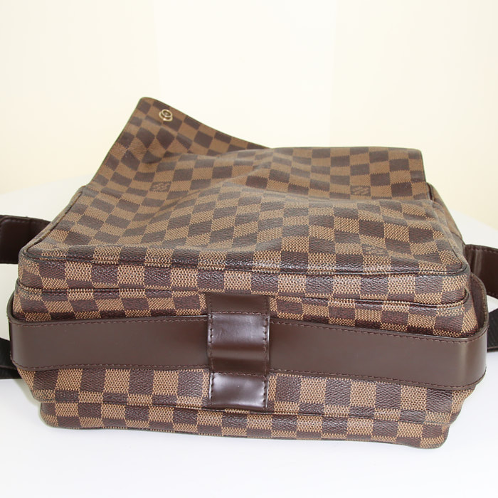 Sac bandoulière Louis Vuitton Naviglio en toile damier ébène et cuir marron - Detail D4