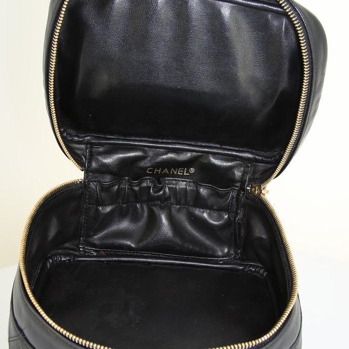 Chanel Vanity vanity case in black smooth leather - Detail D2