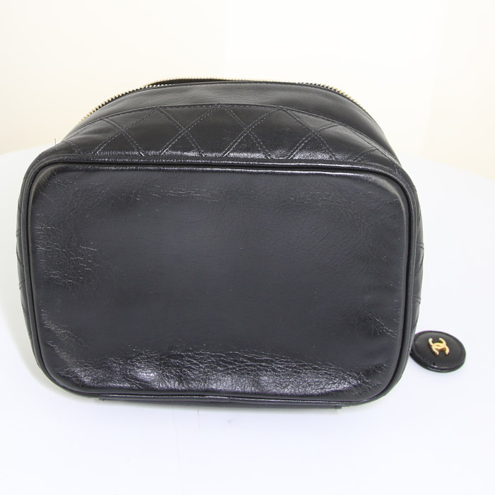 Chanel Vanity vanity case in black smooth leather - Detail D4