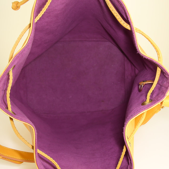 Louis Vuitton Grand Noé shopping bag in yellow epi leather - Detail D2