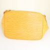 Sac cabas Louis Vuitton Grand Noé en cuir épi jaune - Detail D4 thumbnail