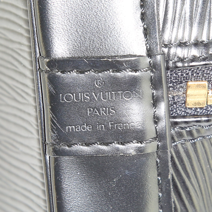 Bolso de mano Louis Vuitton Alma modelo pequeño en cuero Epi negro - Detail D3