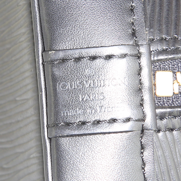 Sac à main Louis Vuitton  Alma petit modèle  en cuir épi noir - Detail D3