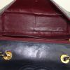 Bolso de mano Chanel Timeless Maxi Jumbo en cuero acolchado azul marino - Detail D3 thumbnail