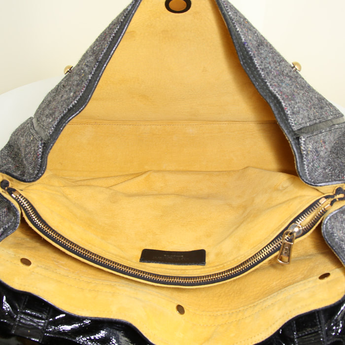 Bolso de mano Yves Saint Laurent Muse Two modelo grande en lona gris y charol negro - Detail D2