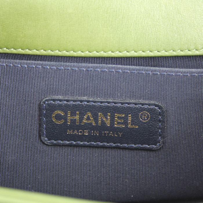 Sac bandoulière Chanel Boy en tweed vert et violet et velours vert - Detail D4
