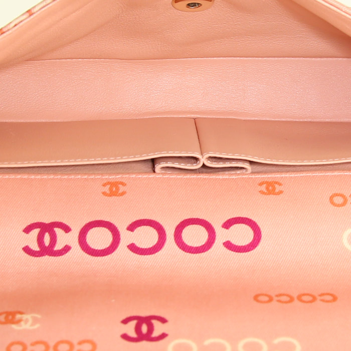 Sac à main Chanel Baguette en tissu siglé rose - Detail D2