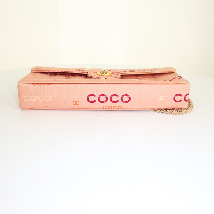 Sac à main Chanel Baguette en tissu siglé rose - Detail D4