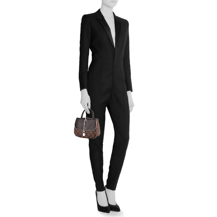 Louis Vuitton Chain It small model shoulder bag in monogram canvas and black leather - Detail D1