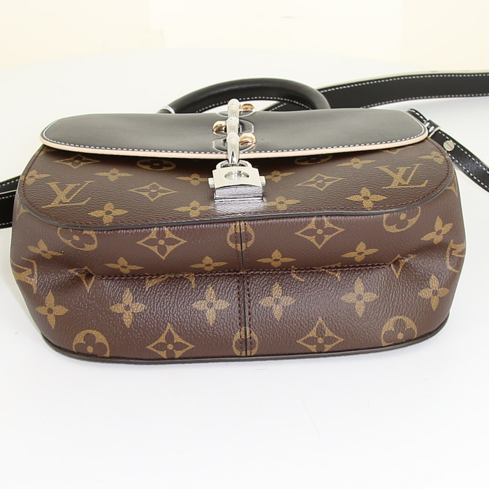 Sac bandoulière Louis Vuitton Chain It petit modèle en toile monogram et cuir noir - Detail D5