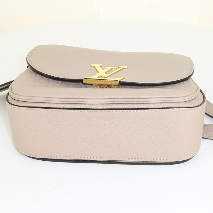 Bolso Louis Vuitton Neo Vivienne en cuero granulado beige - Detail D5