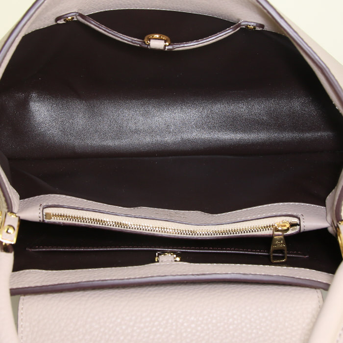 Louis Vuitton Capucines handbag in beige leather - Detail D2