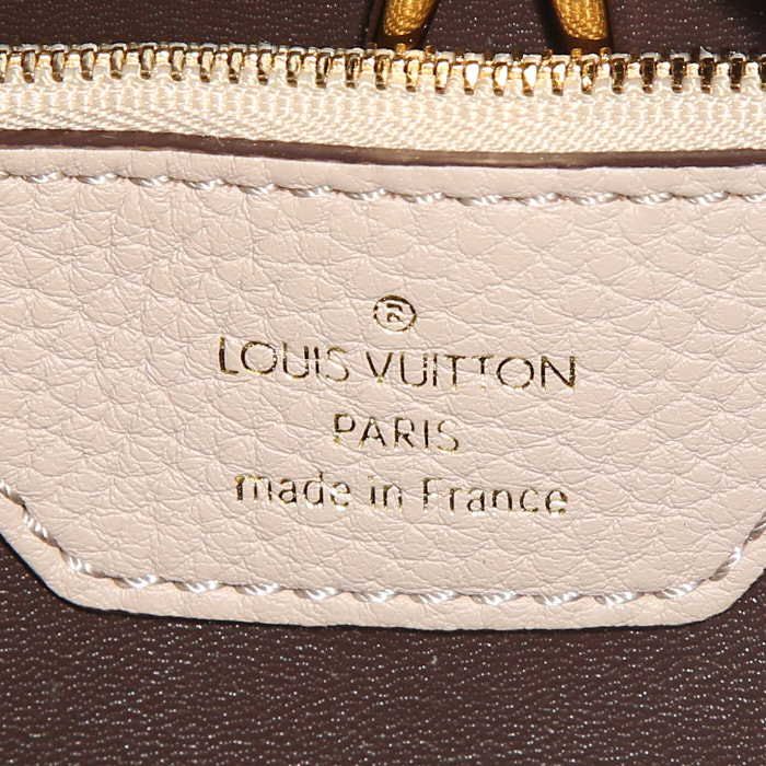 Bolso de mano Louis Vuitton Capucines en cuero beige - Detail D3