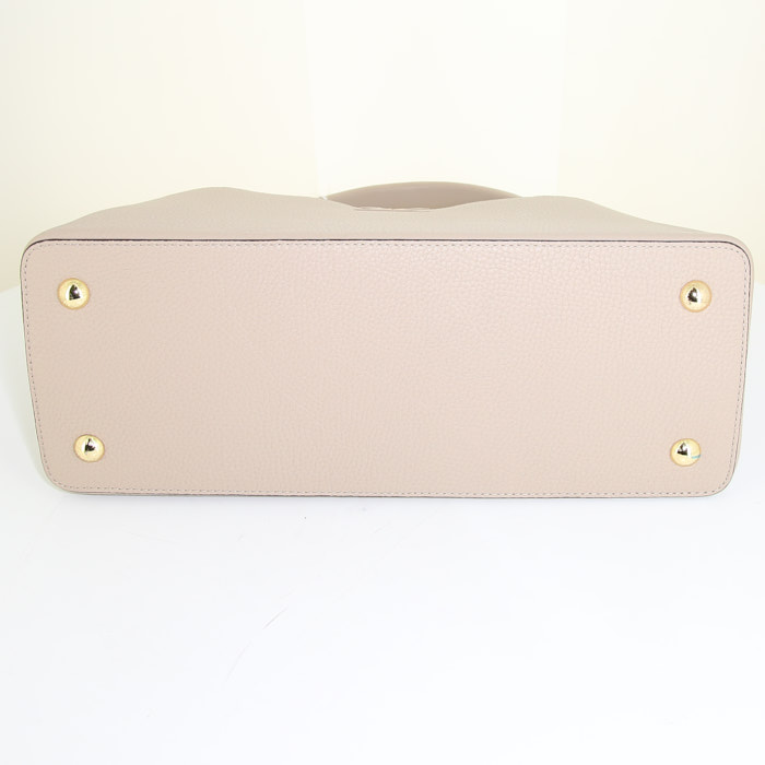 Louis Vuitton Capucines handbag in beige leather - Detail D4