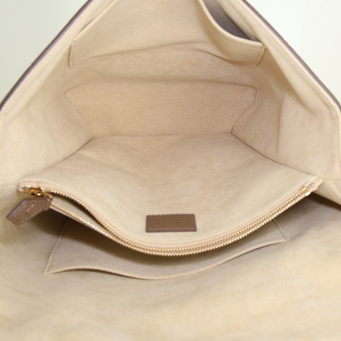 Sac à main Louis Vuitton Volta en cuir grainé taupe - Detail D3