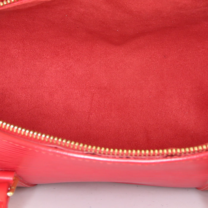 Sac à main Louis Vuitton Soufflot en cuir épi rouge - Detail D2