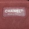Borsa a tracolla Chanel Boy in velluto trapuntato bordeaux - Detail D4 thumbnail