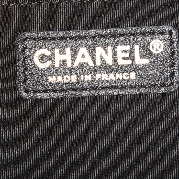 Chanel Boy shoulder bag in black quilted leather - Detail D4