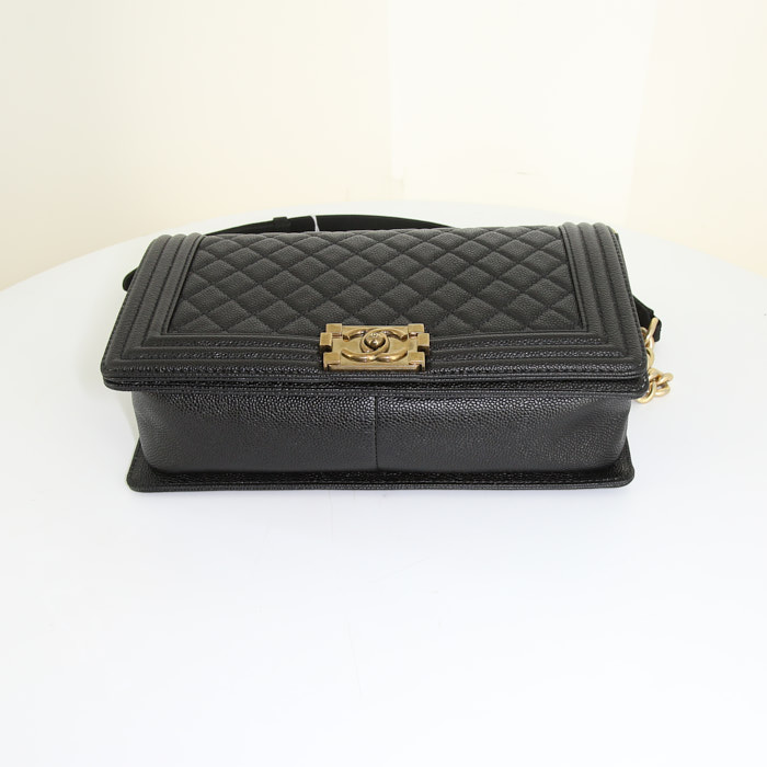 Chanel Boy shoulder bag in black quilted leather - Detail D5