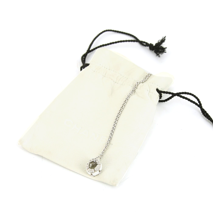 Collier Chanel Ultra en or blanc,  céramique blanche et diamants - Detail D2