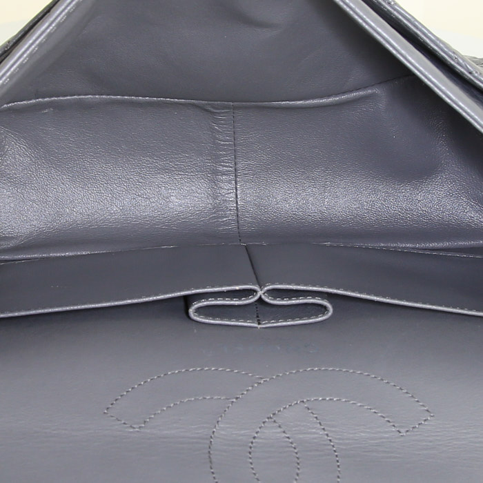 Bolso de mano Chanel 2.55 en cuero acolchado gris - Detail D3