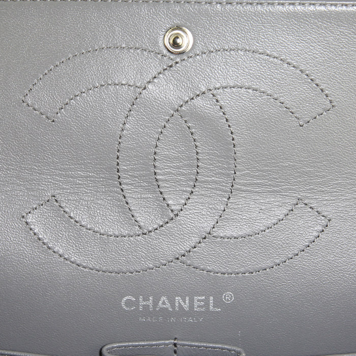 Bolso de mano Chanel 2.55 en cuero acolchado gris - Detail D4