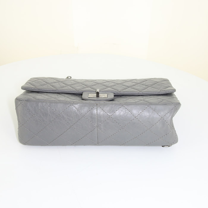Bolso de mano Chanel 2.55 en cuero acolchado gris - Detail D5