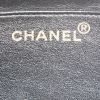 Bolso bandolera Chanel Timeless jumbo en cuero acolchado negro - Detail D4 thumbnail