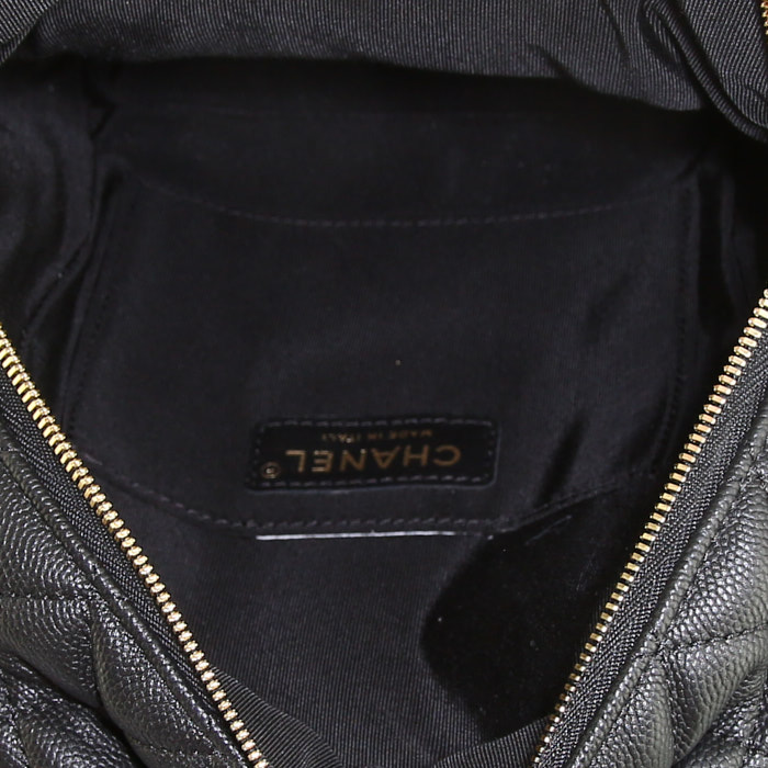 Chanel Sac à dos backpack in black quilted grained leather - Detail D2