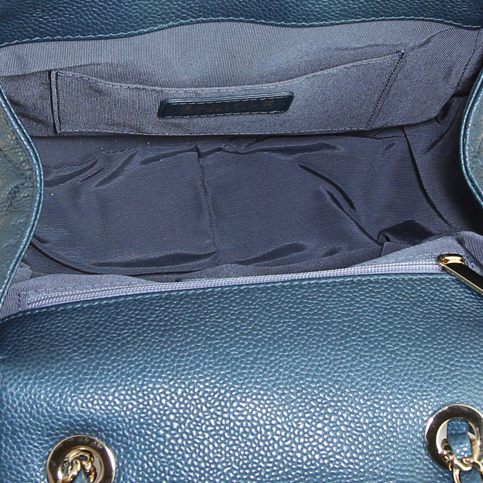 Mochila Chanel Sac à dos en cuero granulado acolchado azul marino - Detail D2