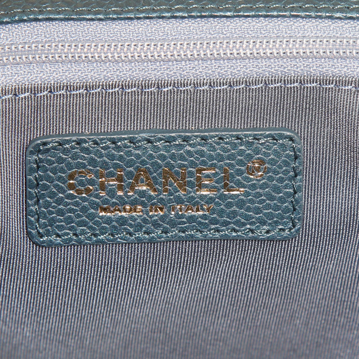 Mochila Chanel Sac à dos en cuero granulado acolchado azul marino - Detail D3