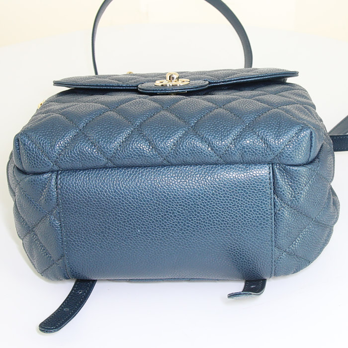 Mochila Chanel Sac à dos en cuero granulado acolchado azul marino - Detail D4