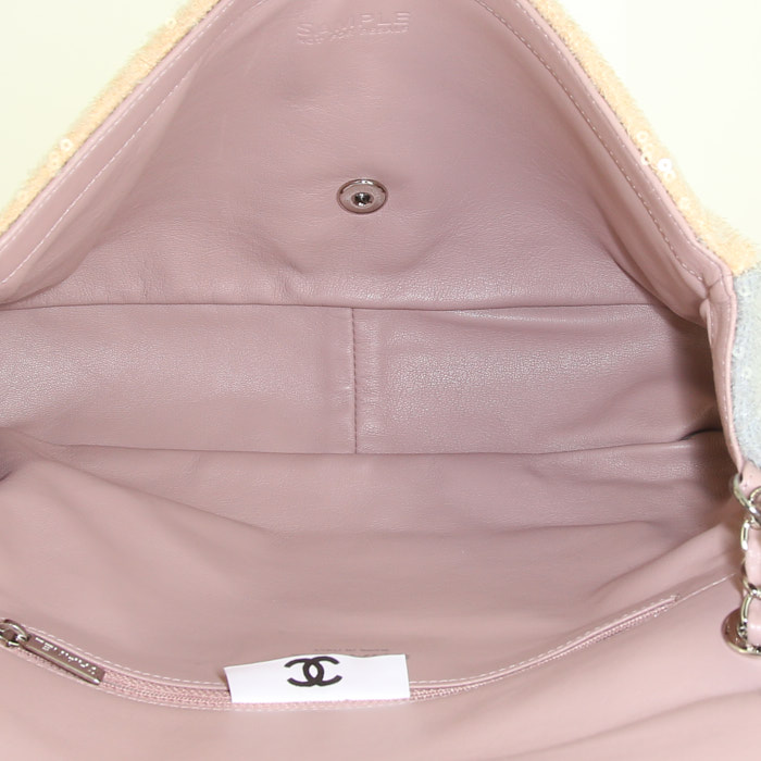 Bolso de mano Chanel en lentejuelas tricolor amarillas, azules y rosas - Detail D3