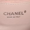Bolso de mano Chanel en lentejuelas tricolor amarillas, azules y rosas - Detail D4 thumbnail