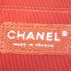 Sac bandoulière Chanel Boy en cuir matelassé chevrons rouge-métallisé - Detail D4 thumbnail