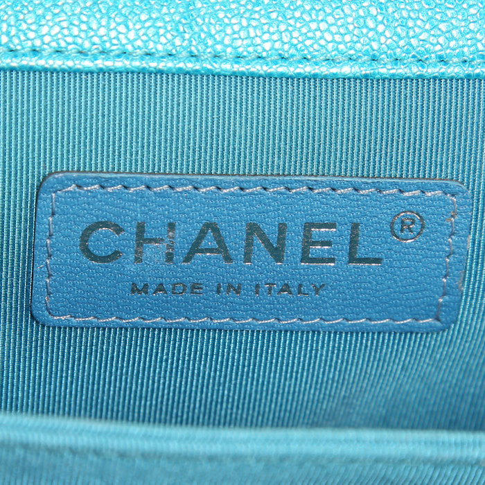 Sac bandoulière Chanel Boy en cuir matelassé bleu - Detail D4