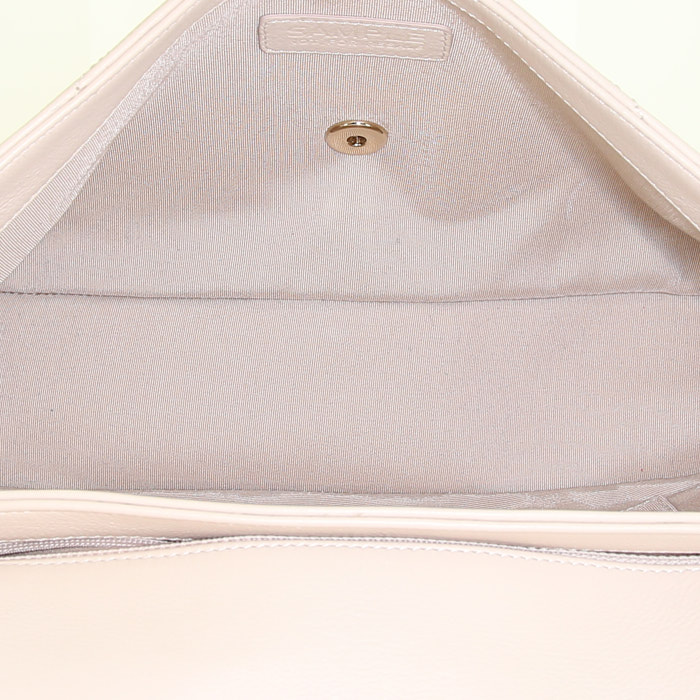 Borsa a tracolla Chanel Chic Top in pelle martellata beige con motivo a spina di pesce - Detail D3
