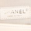 Borsa a tracolla Chanel Chic Top in pelle martellata beige con motivo a spina di pesce - Detail D4 thumbnail