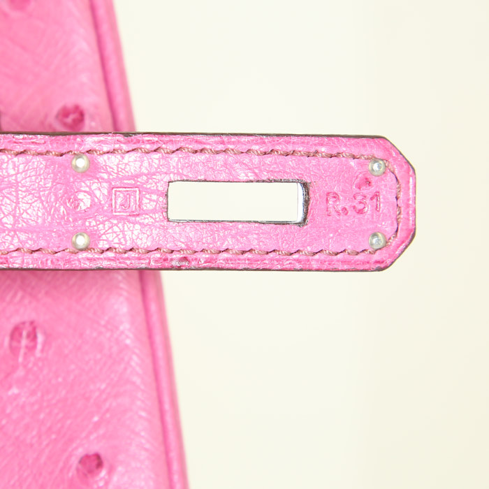 Bolso de mano Hermes Birkin 35 cm en avestruz rosa fucsia - Detail D4