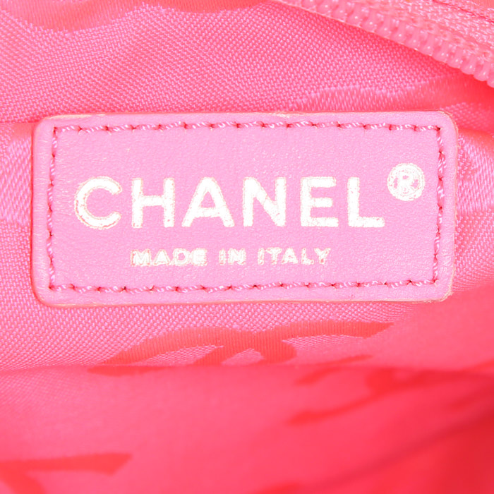 Sac cabas Chanel Cambon en cuir matelassé blanc et noir - Detail D3