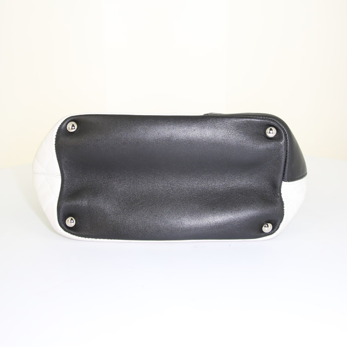 Bolso Cabás Chanel Cambon en cuero acolchado blanco y negro - Detail D4