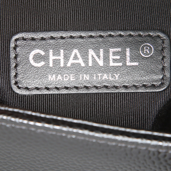 Bolso bandolera Chanel Boy en cuero granulado acolchado negro - Detail D4