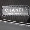 Bolso bandolera Chanel Boy en cuero granulado acolchado negro - Detail D4 thumbnail