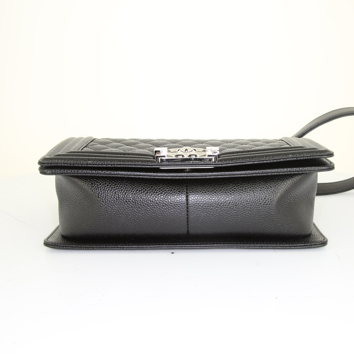 Bolso bandolera Chanel Boy en cuero granulado acolchado negro - Detail D5